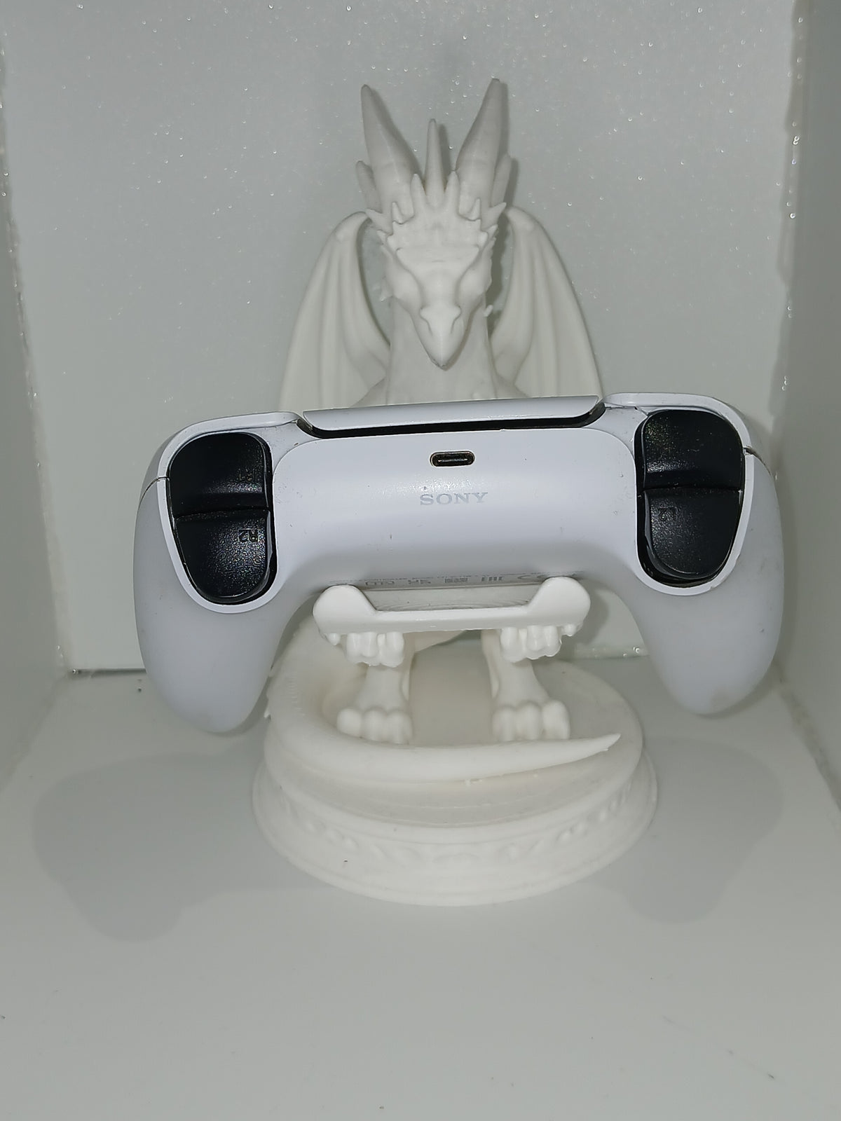 Dragon style universal controller and phone holder