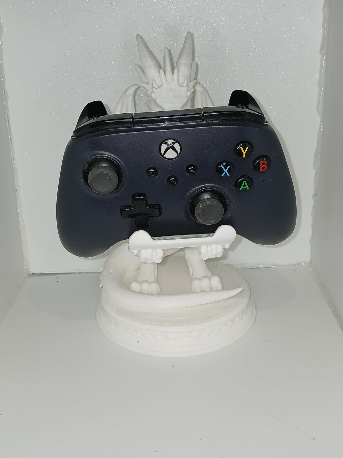 Dragon style universal controller and phone holder