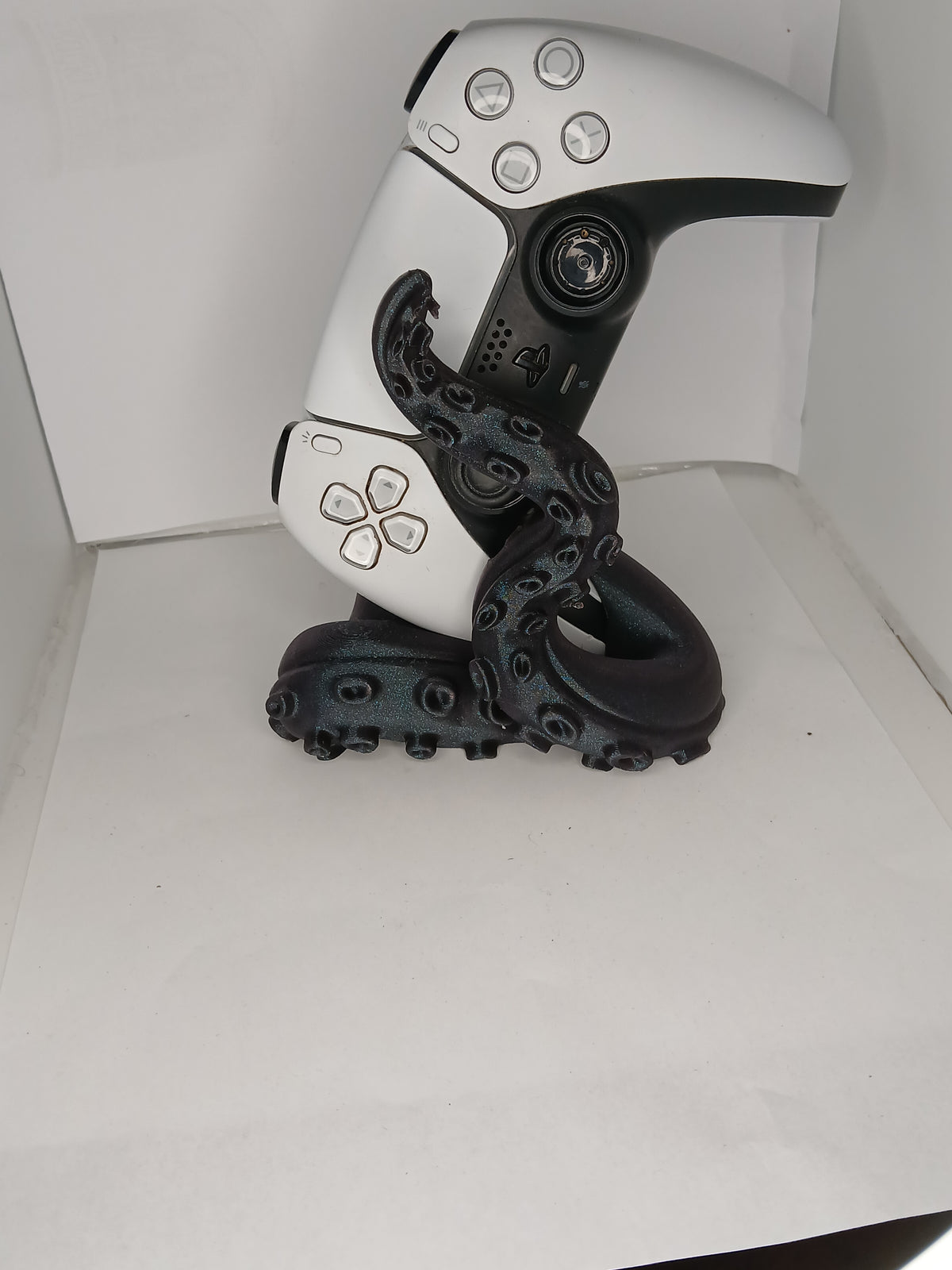 Swirly tenticle style universal controller stand