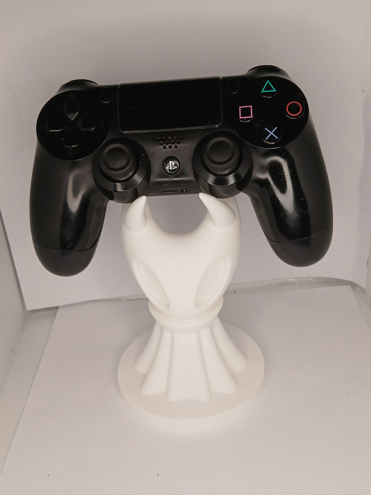Silksong style universal controller stand