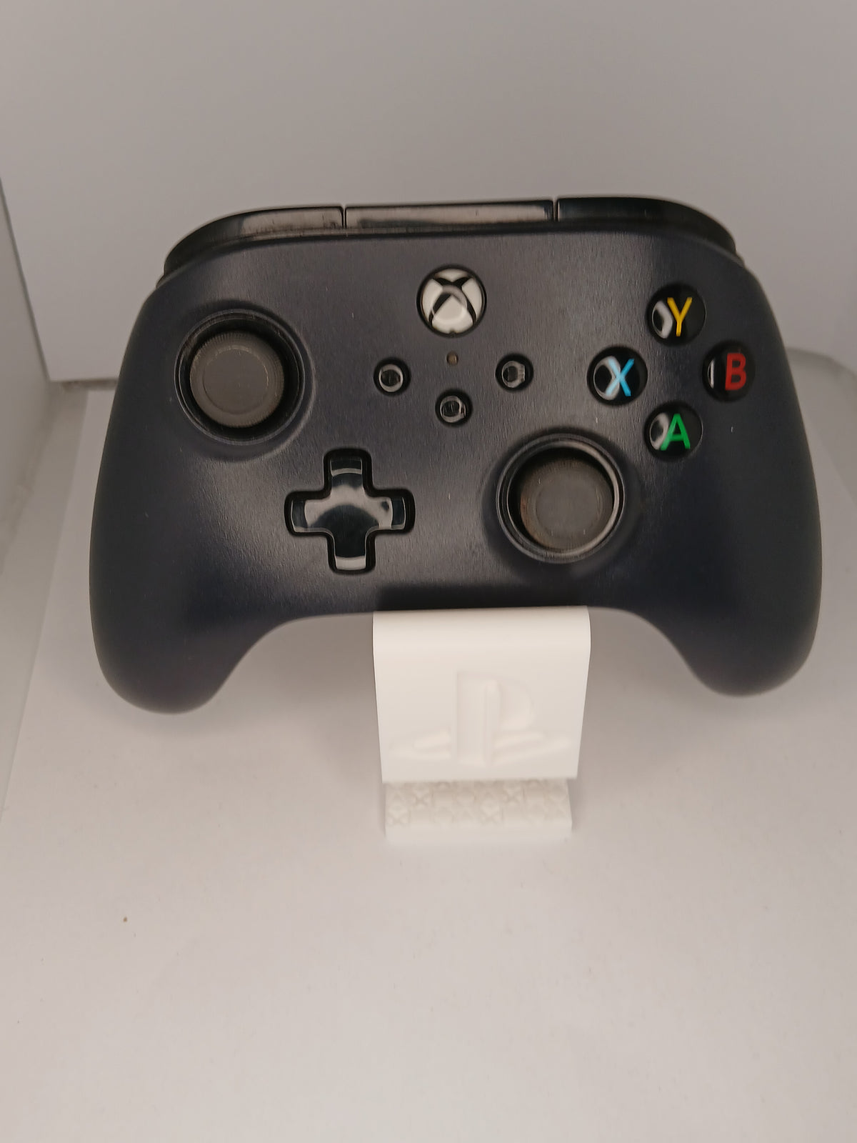 Thin simple PS5 controller stand