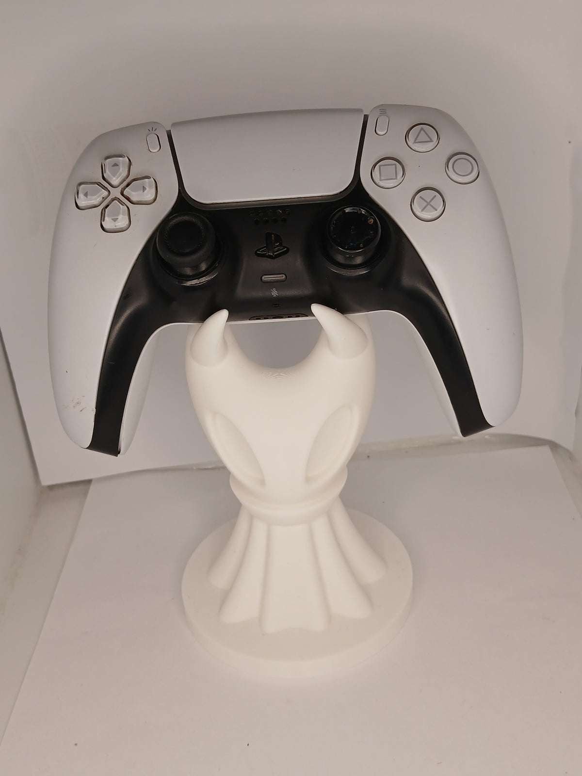 Silksong style universal controller stand
