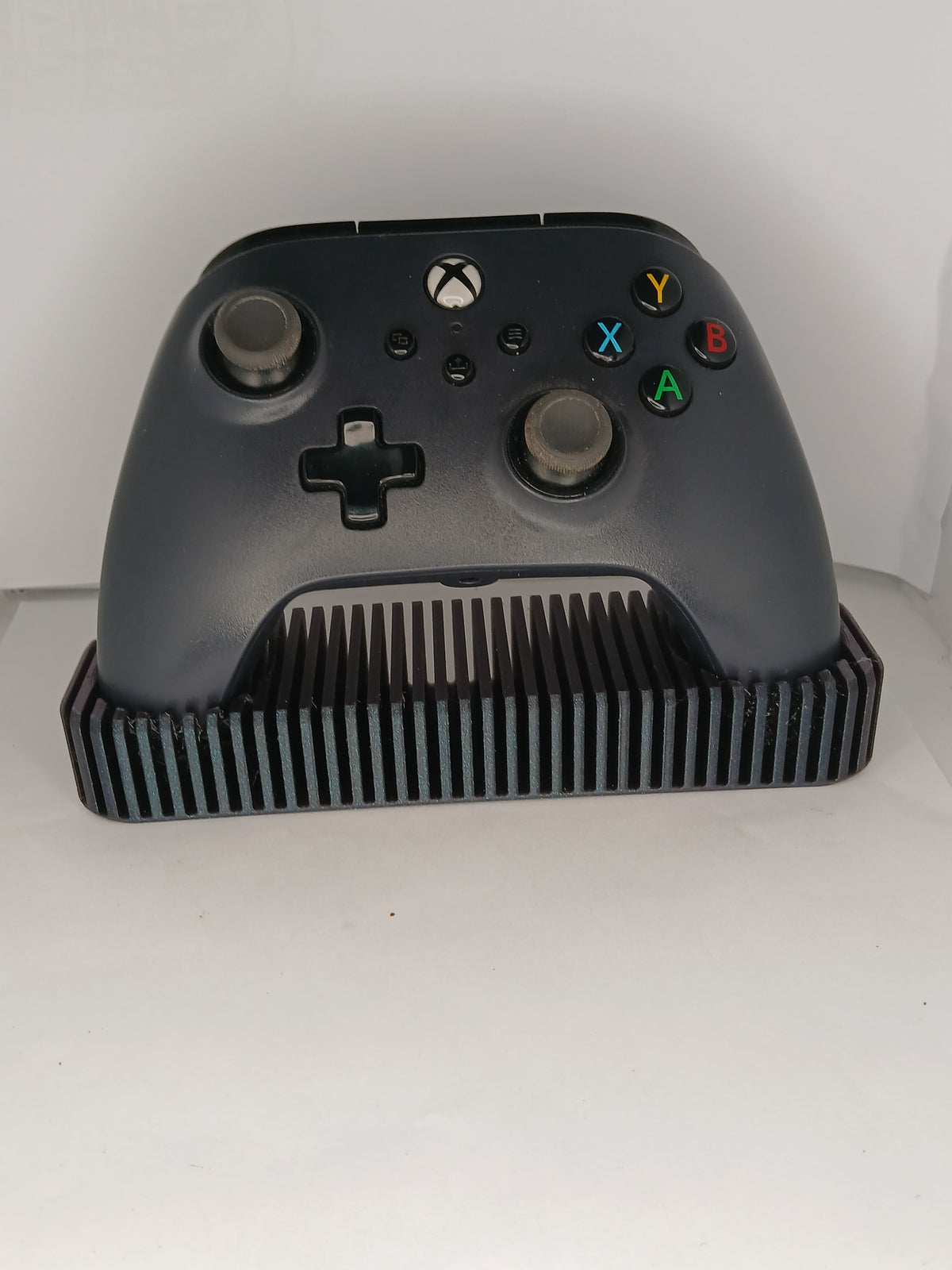 See-through lines style controllerbstand for Xbox One