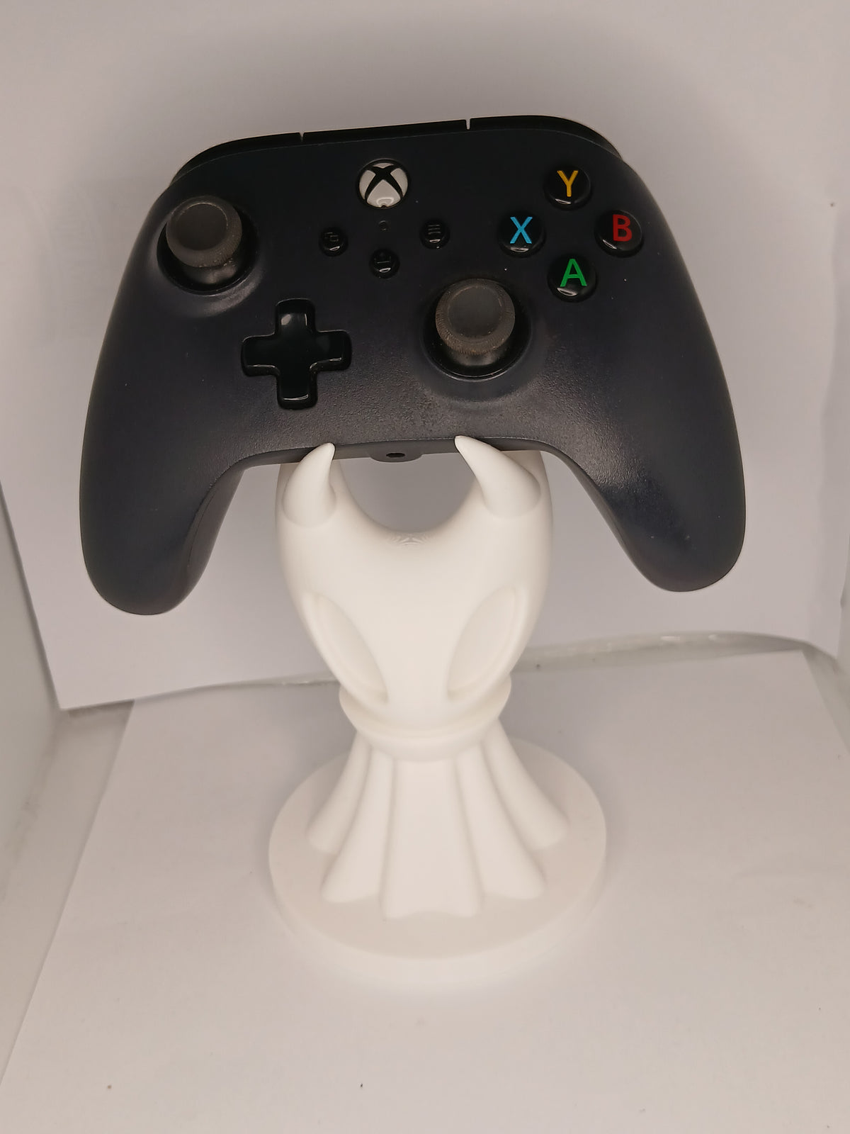 Silksong style universal controller stand