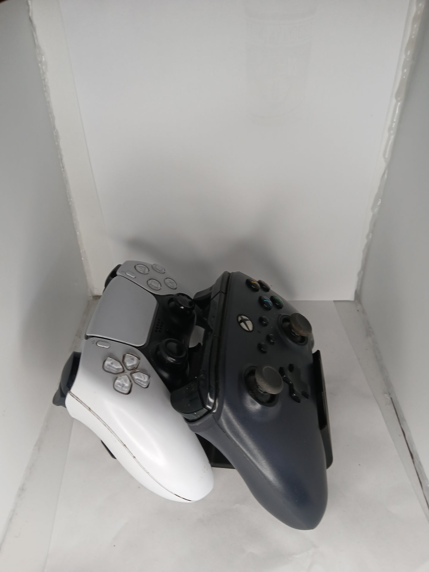 Double Controller Charging Stand for PS4, PS5 & Xbox One Controllers

Keep your gaming setup organized and your controllers ready for every session with this versatile Double Controller Stand, designed to securely hold up to two controllers at once. Compa