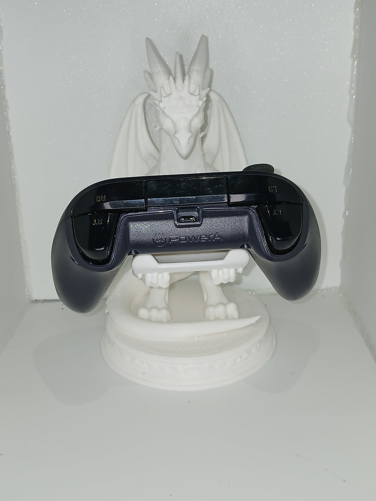 Dragon style universal controller and phone holder