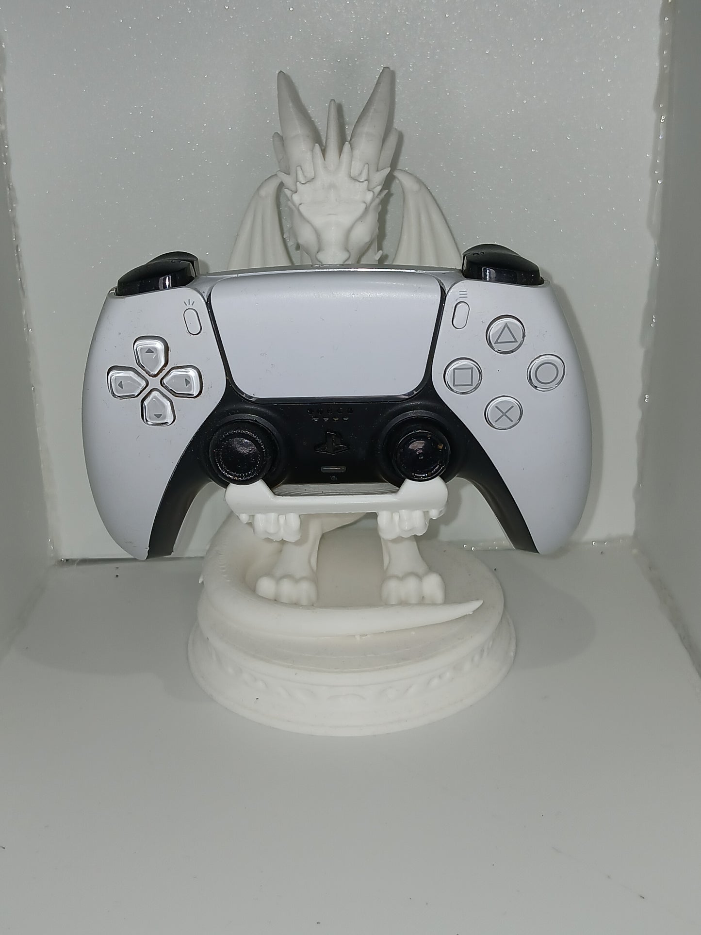 Dragon with controller placement controller stand for Xbox One, Ps4 / ps5